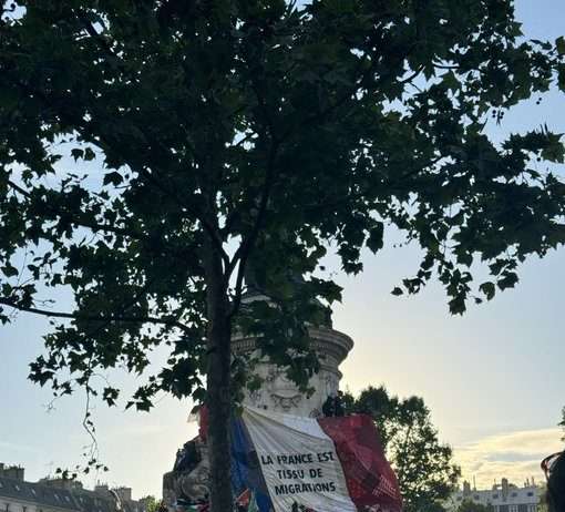 Jubel und Protest: Frankreich feiert das Ergebnis der Parlamentswahlen Place_de_la_Republique_Paris