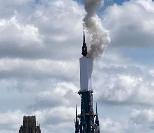 Feuer im Dachstuhl der Kathedrale Notre-Dame von Rouen: Ein schwerer Schlag für die Stadt Brand_Rouen