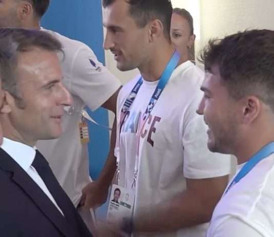 Paris 2024: Emmanuel Macron besucht die Athleten im olympischen Dorf Macron_Olympisches-Dorf_ScreenF2