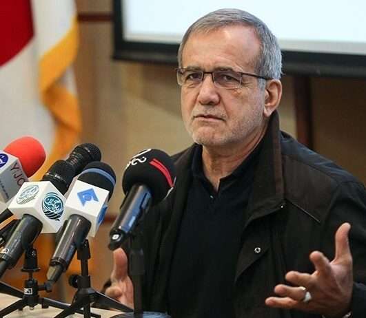 Emmanuel Macron fordert vom iranischen Präsidenten: „Unterstützung für destabilisierende Akteure einstellen“ Masoud_Pezeshkian_Wiki