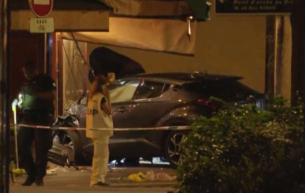 Tragisches Unglück in Paris: Auto rast in Restaurant-Terrasse