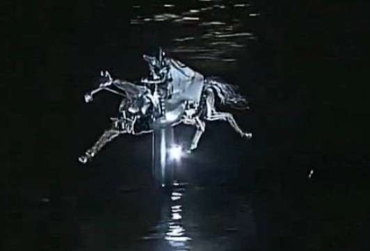 Olympiade 2024: Der metallische Pferderoboter der Eröffnungszeremonie – Hintergrund Pferd_auf_der_Seine