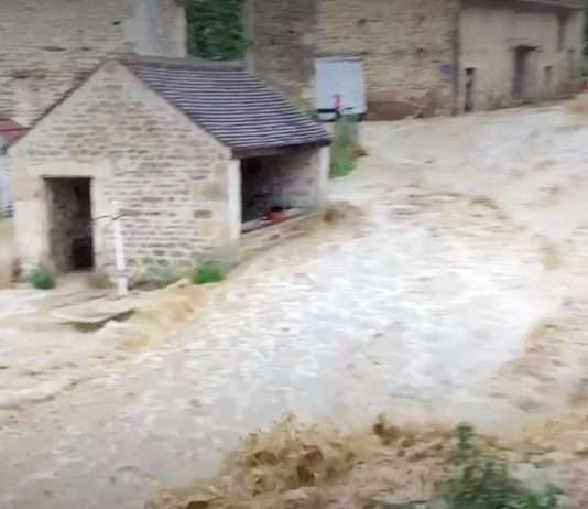 Unwetter: Beeindruckende Bilder eines Schlammflusses, der ein Dorf im Departement Côte-d’Or durchquert Ueberschwemmung_Starkregen_ScreenF2