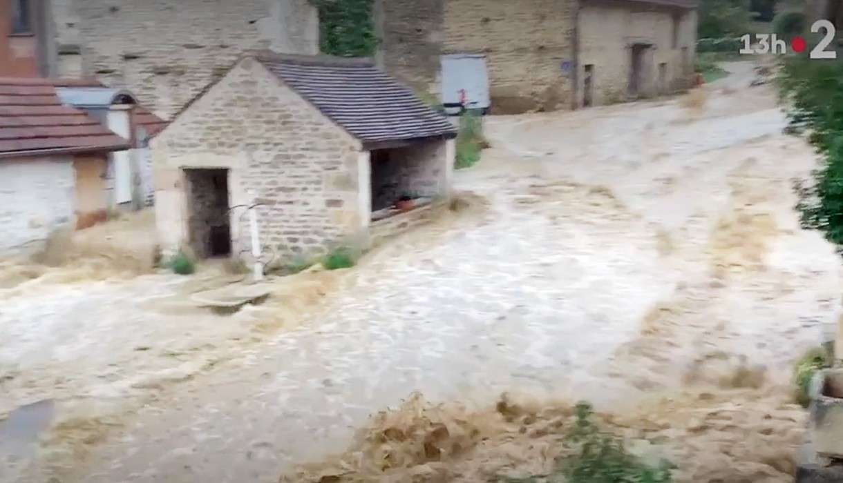 Unwetter: Beeindruckende Bilder eines Schlammflusses, der ein Dorf im Departement Côte-d'Or durchquert