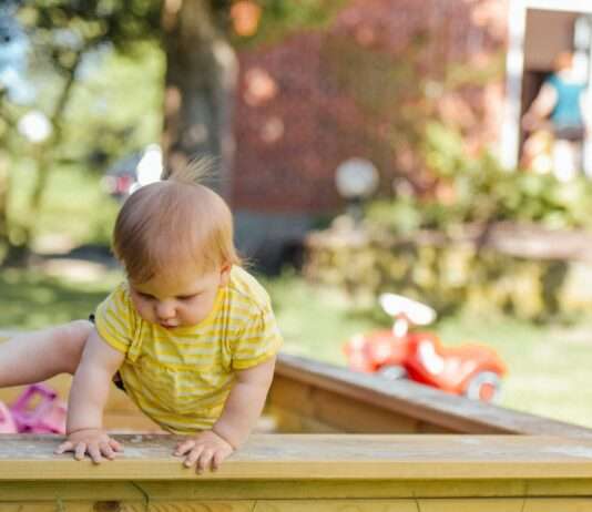 Sommerhitze und Babys: So schützen Sie Ihre Kleinsten Kleinkind_Sommer