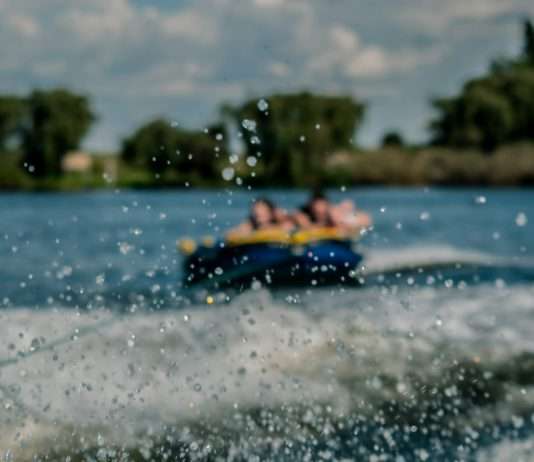 Sommerurlaub: Die Gefahren von Wasserspielen am Strand Wassersport_Tubing