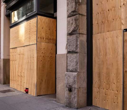 Parlamentswahl 2024: Grenoble im Alarmzustand – Händler schützen ihre Geschäfte Barrikaden_Geschäfte