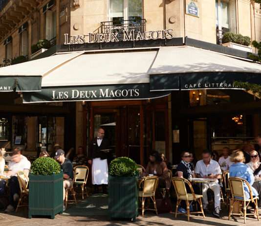 Die Geisterspiele von Saint-Germain-des-Prés: Olympisches Feuer, aber keine Flamme les-deux-magots-terrasse