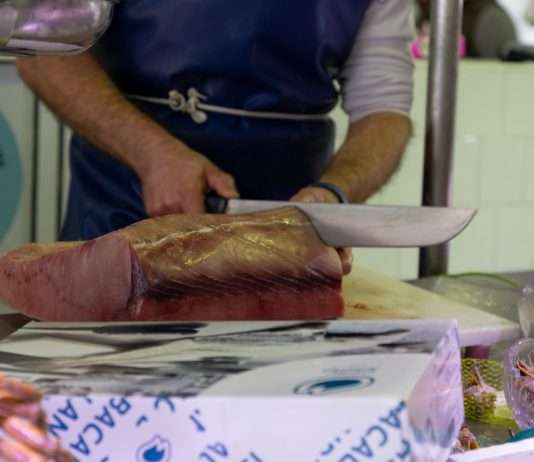 Traditionelle Küche der Landes: Ein Fest für den Gaumen Fischmarkt