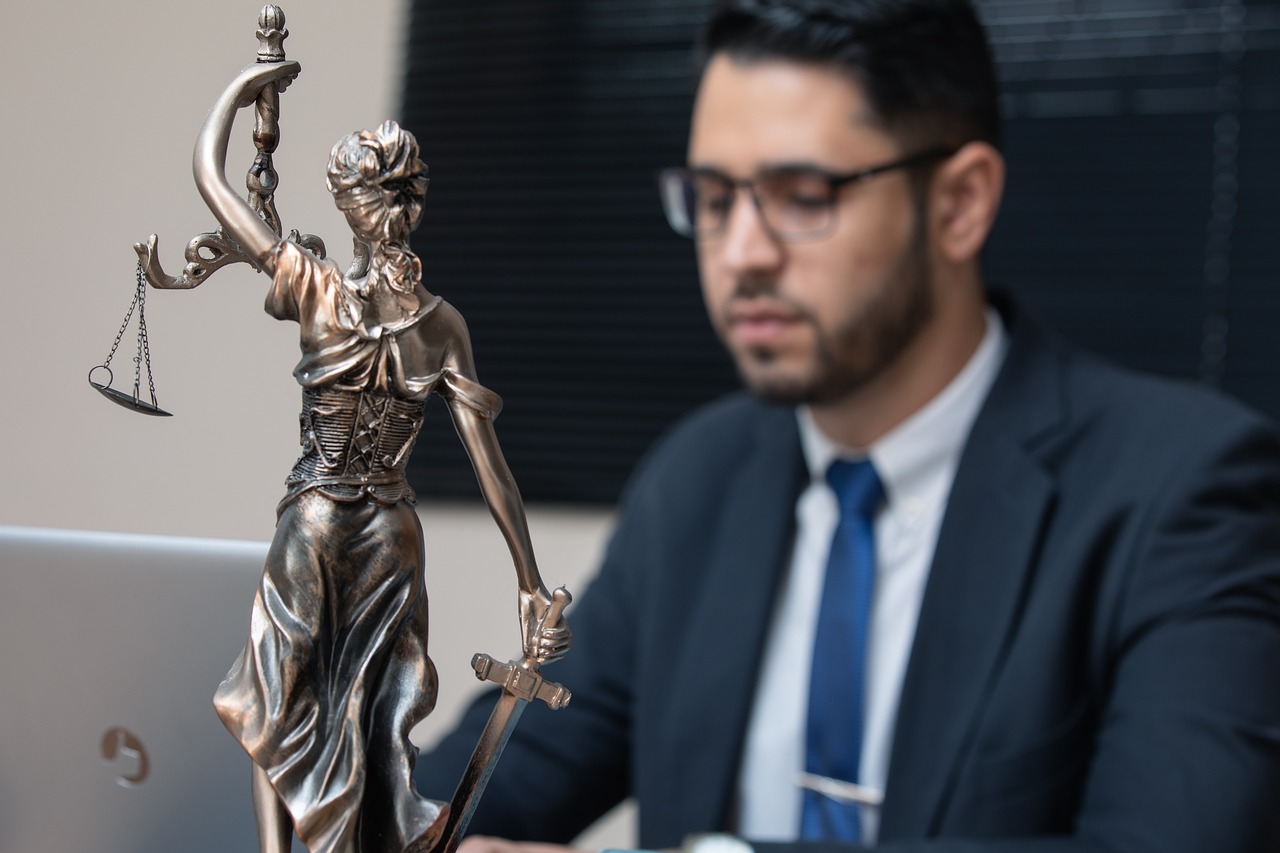 Drohungen gegen Anwälte: Ein neuer Tiefpunkt im politischen Diskurs Frankreichs