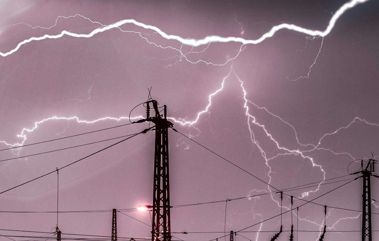 Blitzschlag legt Nîmes lahm – Stromausfall trifft 130.000 Haushalte