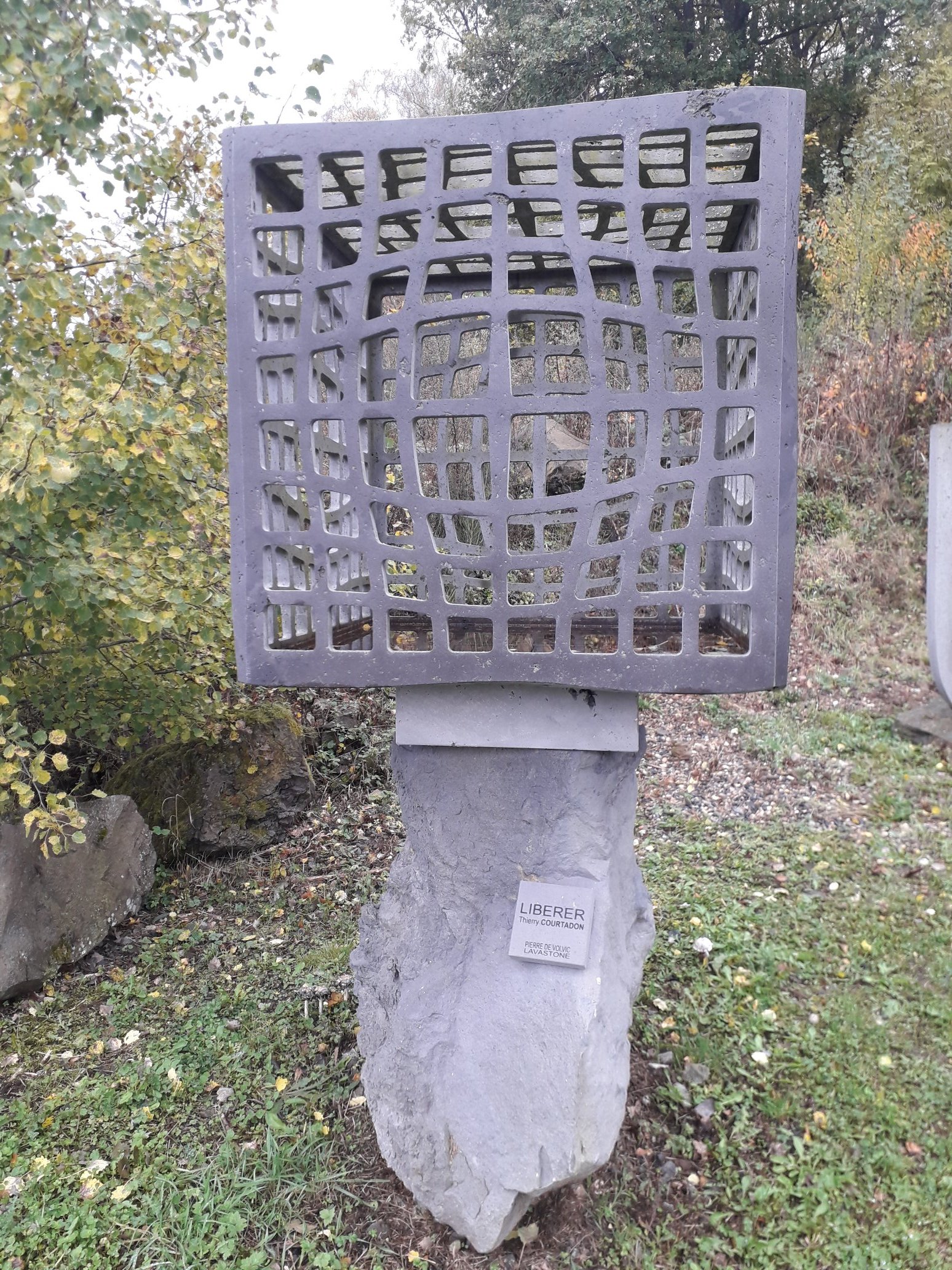 Kunst trifft Natur: Thierry Courtadons Lava-Skulpturen im Château de la Batisse