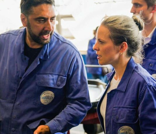 Lucie Castets gibt nicht auf: Ein Kampf gegen alle Widrigkeiten Lucie_Castets_Duralex