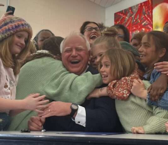 Tim Walz: Ein aufrichtiger Kämpfer im Wahlkampf gegen Trump Tim_Walz