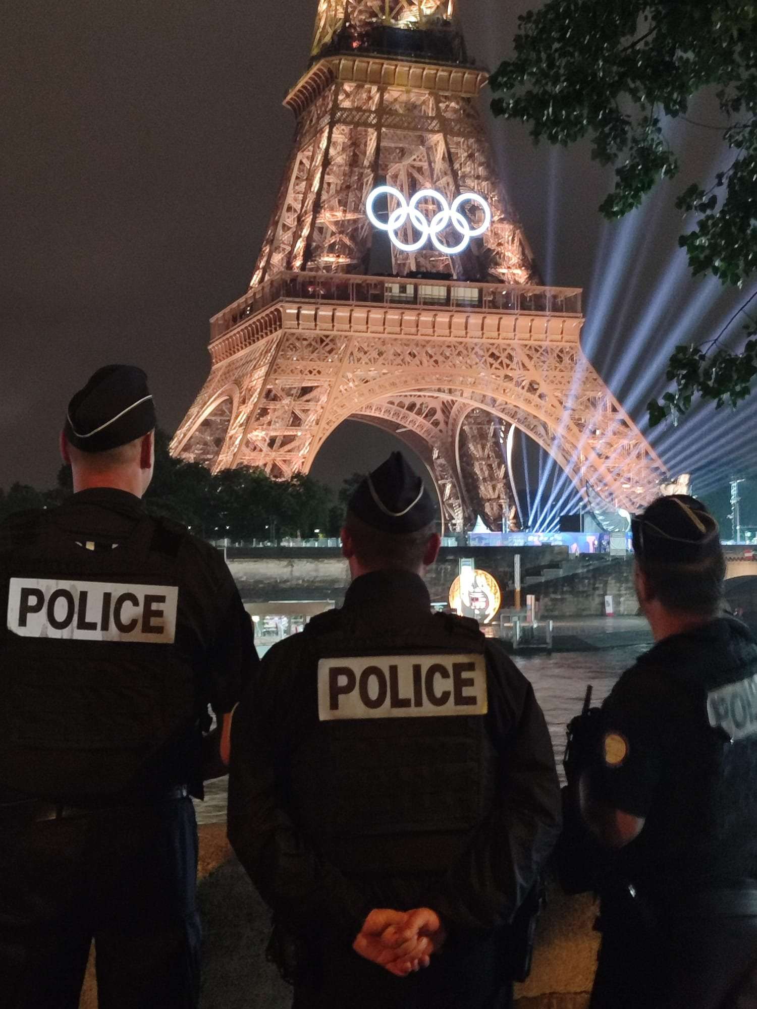 Olympia 2024 : Polizisten in Feierlaune – die olympische Magie greift um sich