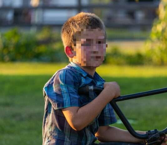 12-jähriger Junge wegen „öffentlicher Billigung terroristischer Handlungen“ verurteilt Junge_radikalisiert