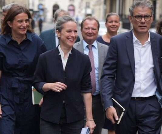 Lucie Castets verlässt das Rathaus von Paris, um die Linke zu einen und sich weiter als Premierministerin zu profilieren Lucie_Catets_ScreenX