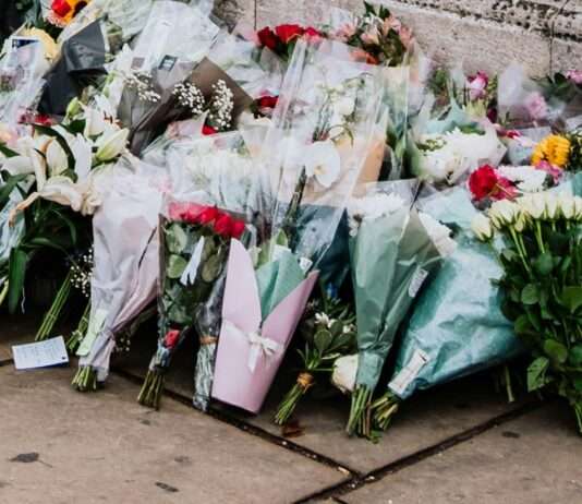 Tragödie in Vallauris: Die kleine Kamilya und die Wut der Anwohner Trauer_Blumen