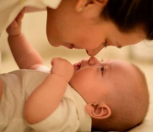 Artikel 3: Rituale und Routinen – wie regelmäßige Abläufe den Schlaf fördern können Mutter_Baby