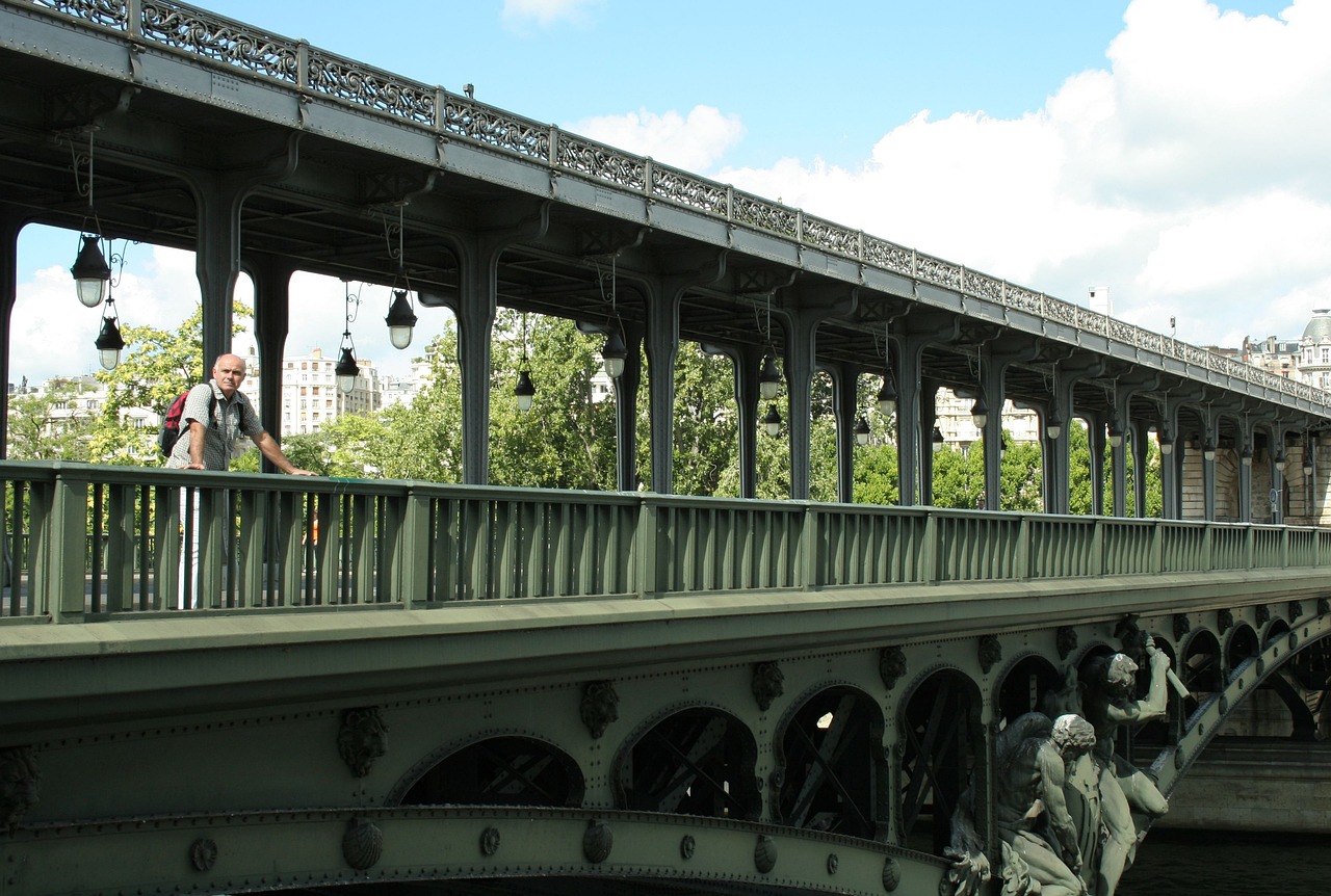 Gefahr in Paris: Fußgängerbrücke am Pont de Bir-Hakeim in Paris wegen Einsturzgefahr gesperrt