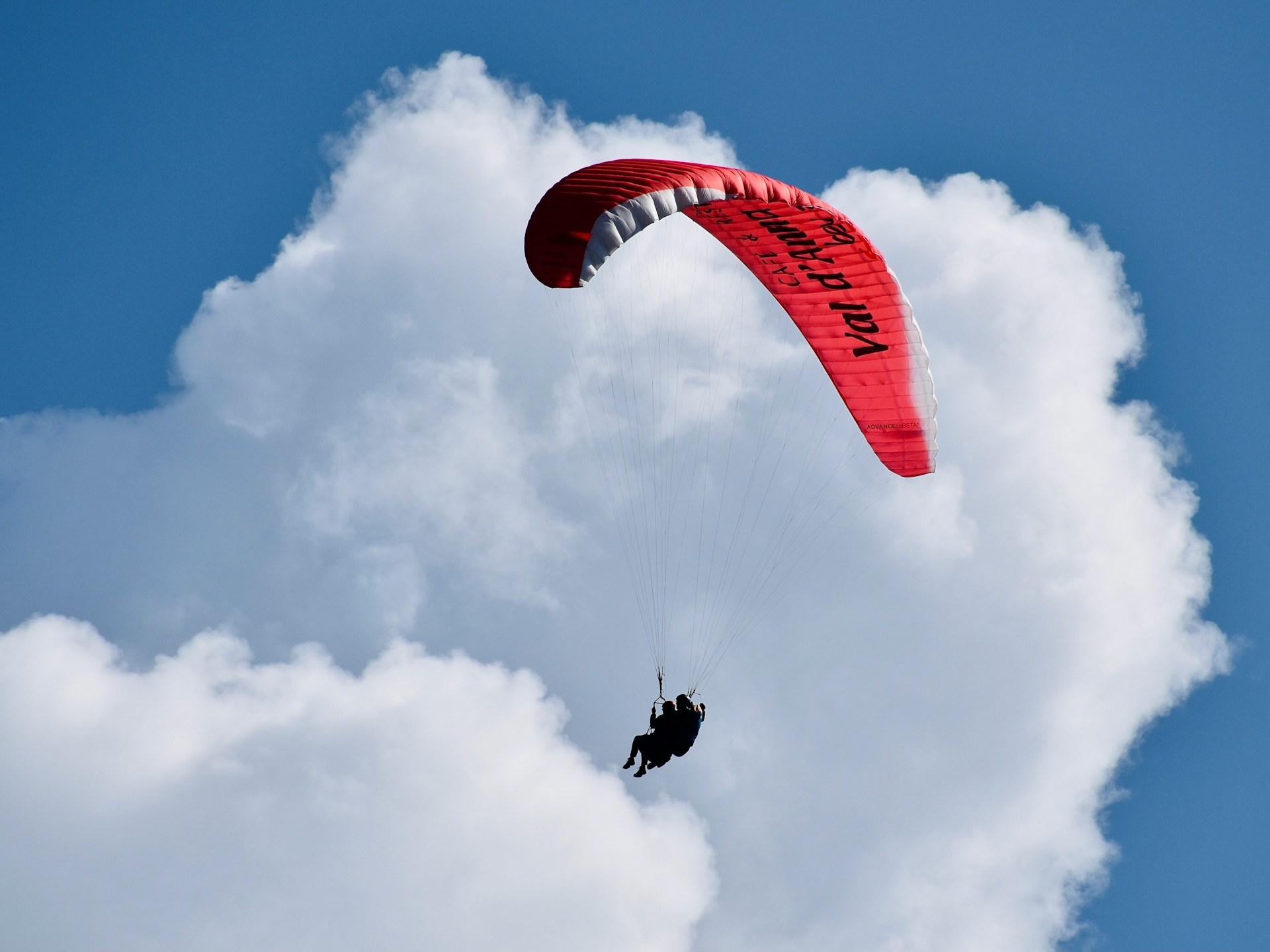 Drama über dem Lac d'Annecy: Drei Paraglider stürzen ab – Einer schwer verletzt