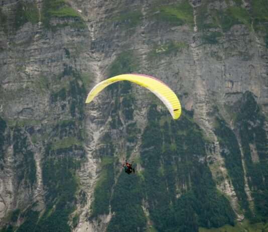 Tragödie am Himmel: Zwei Paragleiter sterben in der Isère Paragliding