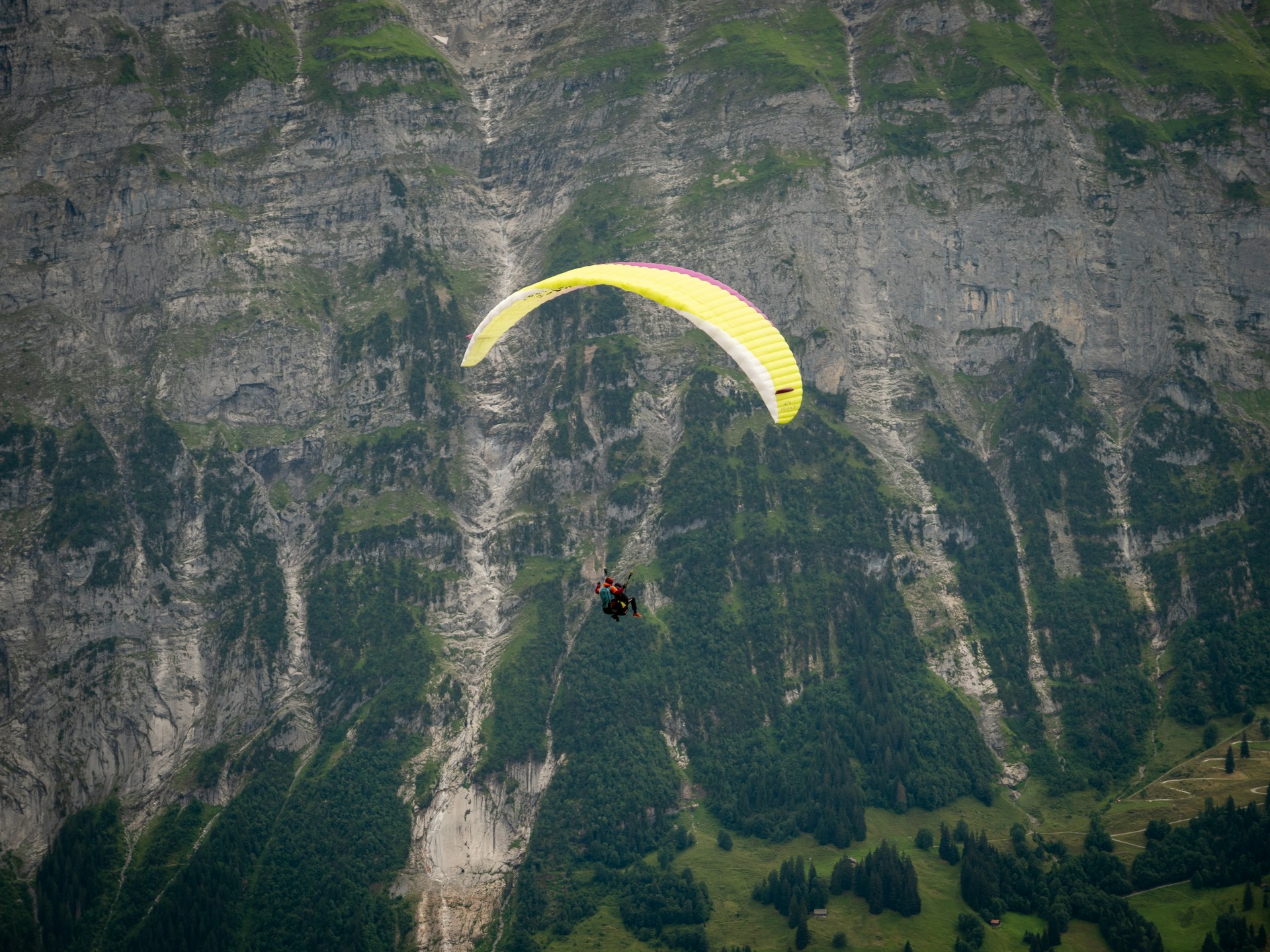 Tragödie am Himmel: Zwei Paragleiter sterben in der Isère