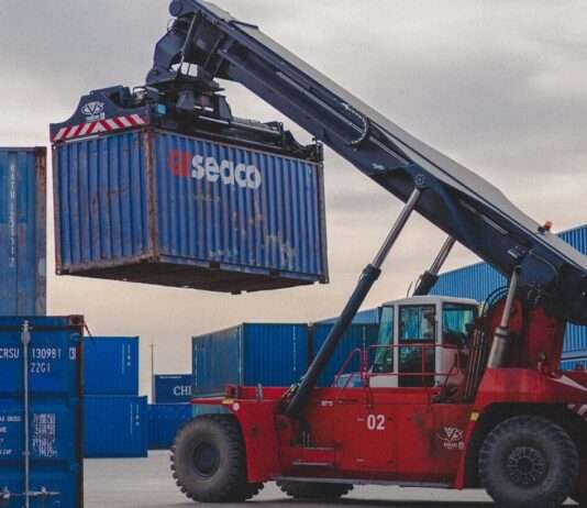 Französische Waffenlieferungen an Israel: Defensive Ausstattung oder indirekte Kriegsunterstützung? Container