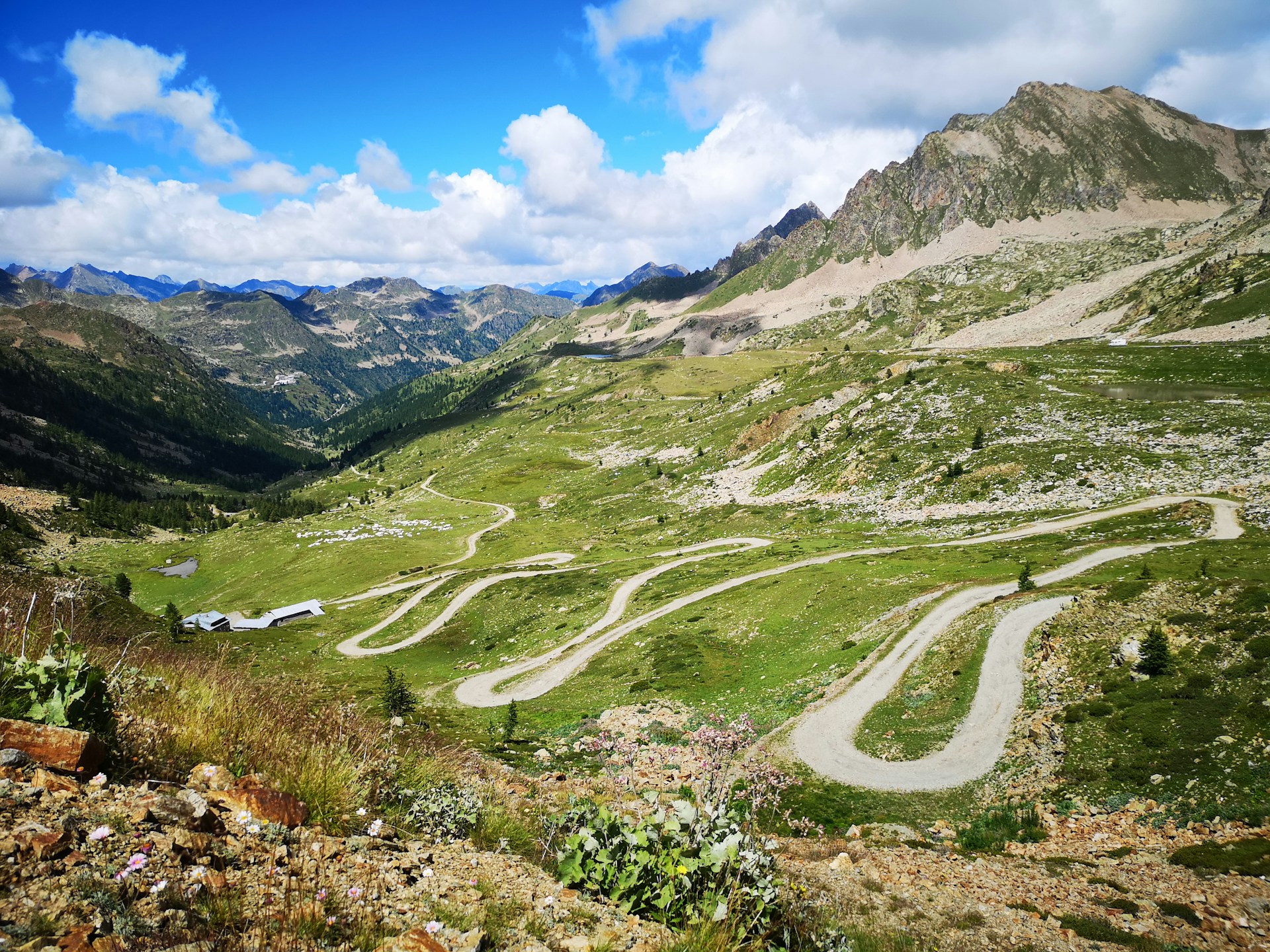 Auf der M2205 in die Seealpen: Ein Tagesausflug von Nizza aus