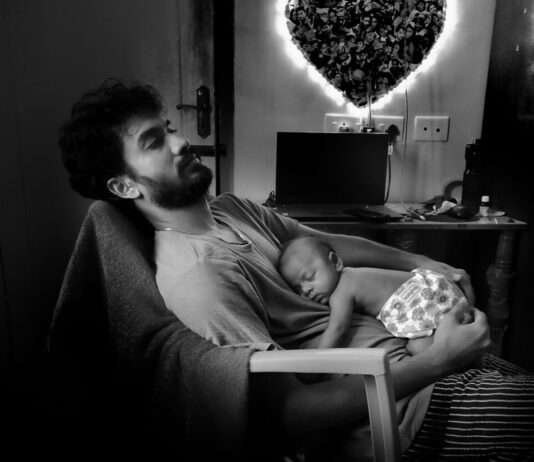 Artikel 8: Co-Sleeping und Room-Sharing – Vor- und Nachteile Baby_Eltern_schlafen