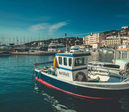 Von St. Tropez bis Marseille: Eine Reise entlang der glitzernden Côte d’Azur Cassis_Hafen