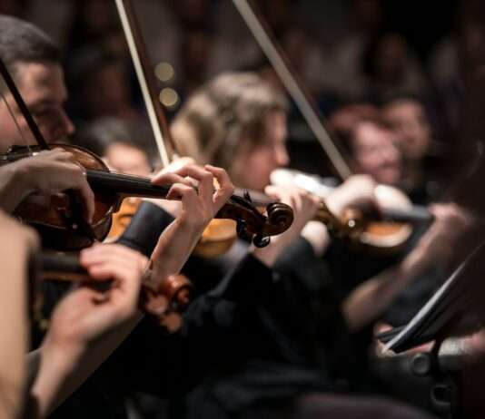Wie das Wetter die Musik bei der Eröffnungsfeier der Olympischen Spiele durcheinanderbrachte Orchester