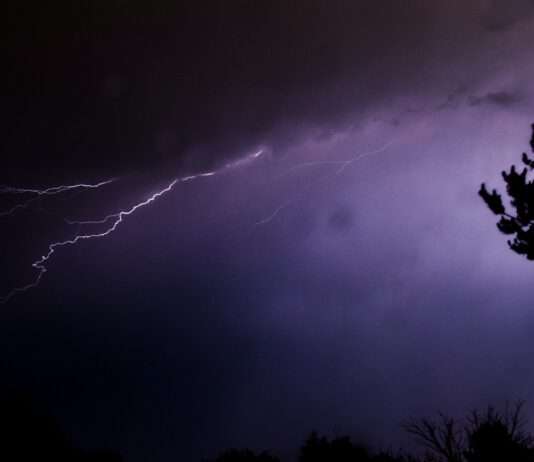 Tragödie auf der Autobahn: 17-jährige stirbt durch Unwetter im Departement Moselle Gewitter