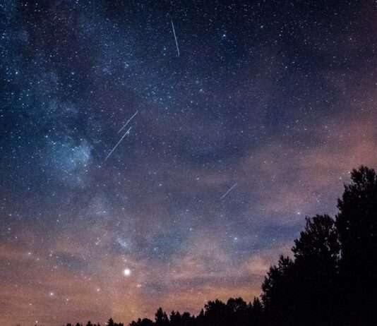Nuits des étoiles 2024: Ein himmlisches Spektakel und die Hoffnung auf Polarlichter Sternschnuppen_Nachthimmel