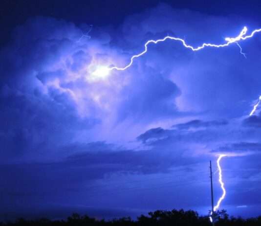 Heftige Gewitter legen Zugverkehr zwischen Marseille und Nizza lahm Gewitter_Blitz