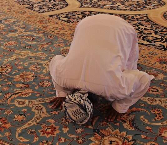 Moschee in Marseille: Schließung wegen Aufrufen zur Gewalt droht Muslim_beten