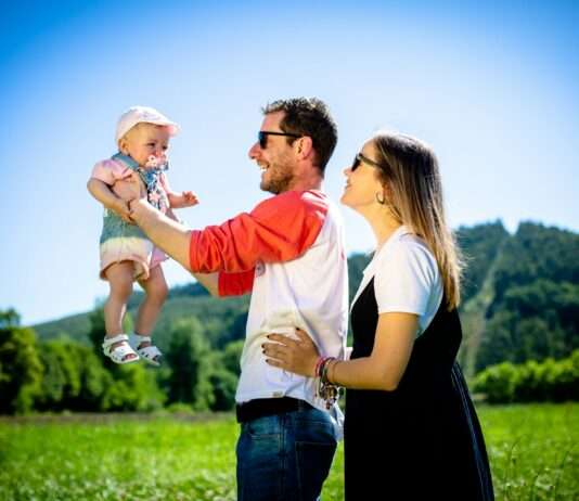 Artikel 10: Selbstfürsorge für Eltern – wie man mit Schlafmangel umgeht Baby_Eltern