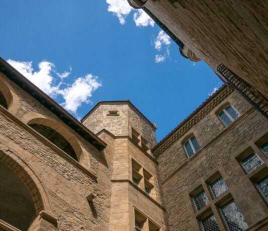 Kunst im Herzen der Ardèche: Neue Kunsthalle in Aubenas zieht tausende Besucher an Chateau_Aubenas