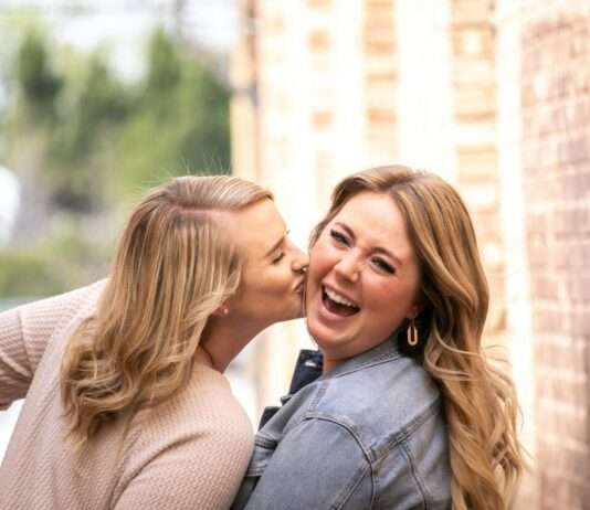 Ein Gruß mit langer Tradition: Warum sich Franzosen mit Küsschen begrüßen und verabschieden La-Bise