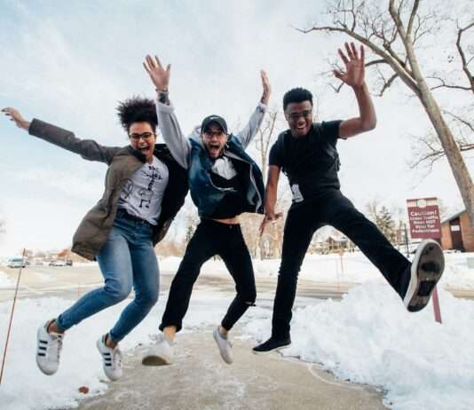 Jugendliche vor! Die Welt wartet auf euch! Jugend