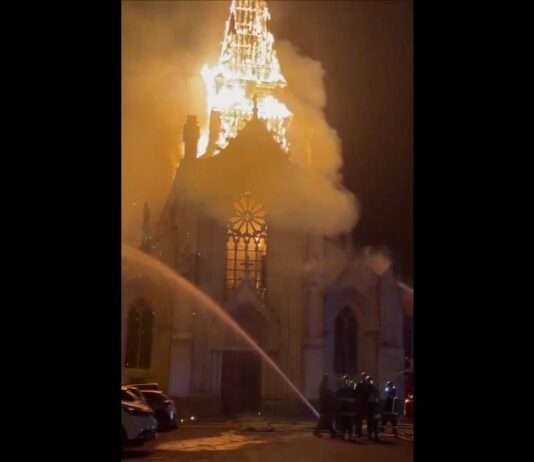 Historisches Wahrzeichen von Saint-Omer durch verheerendes Feuer zerstört Brand-St-Omer-Kirche_ScreenX