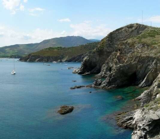 Wandern zwischen Weinbergen und Meer: Die Wunder der Côte Vermeille Leuchtturm_Cap_Béar