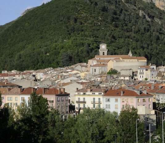 Verborgene Schätze in den französischen Alpen: Ein Besuch in Dignes-les-Bains, Sisteron und Gap Digne-les-Bains_Wiki