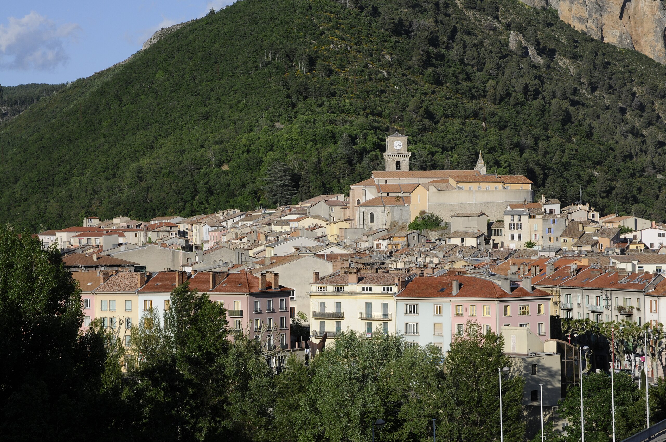 Verborgene Schätze in den französischen Alpen: Ein Besuch in Dignes-les-Bains, Sisteron und Gap