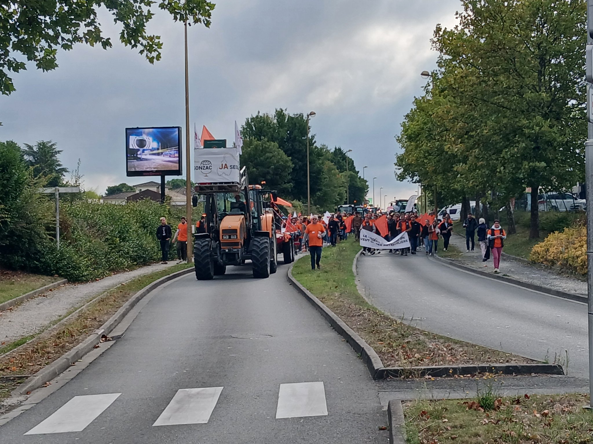 Krise um den Cognac: Über 500 Demonstranten und 120 Traktoren protestieren in der Charente