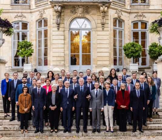 Zwischen Hoffnung und Taktik: Die scheidenden Minister von Michel Barnier kämpfen um ihre Zukunft Regierung_Barnier