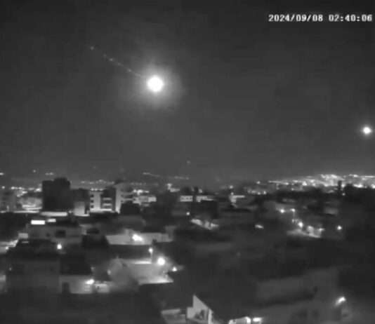 Hisbollah und Israel: Eskalation der Spannungen – Eine Chronik der jüngsten Auseinandersetzungen Raketen_ueber_Kiryat-Shmona_ScreenX