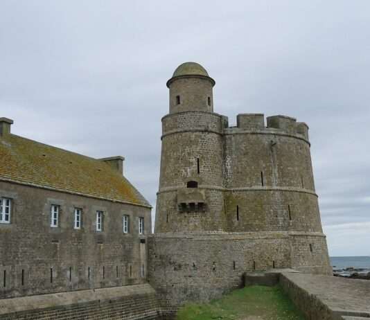 Tatihou – Die verborgene Festung des Cotentin Tour_de_Benjamin_de_Combes,_XVIIe_(MH_&_UNESCO)
