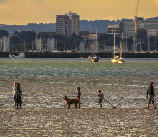 Springfluten: Vier Tote in den Departements Manche und Charente-Maritime Ebbe_Fischen