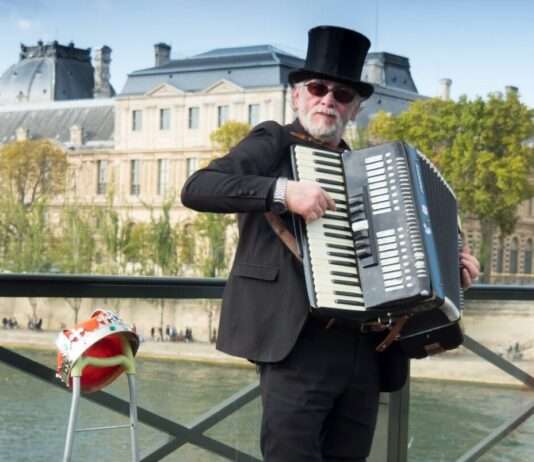 Der letzte Atemzug eines Symbols: Das drohende Ende des französischen Akkordeonherstellers Maugein Musiker_Akkordeon